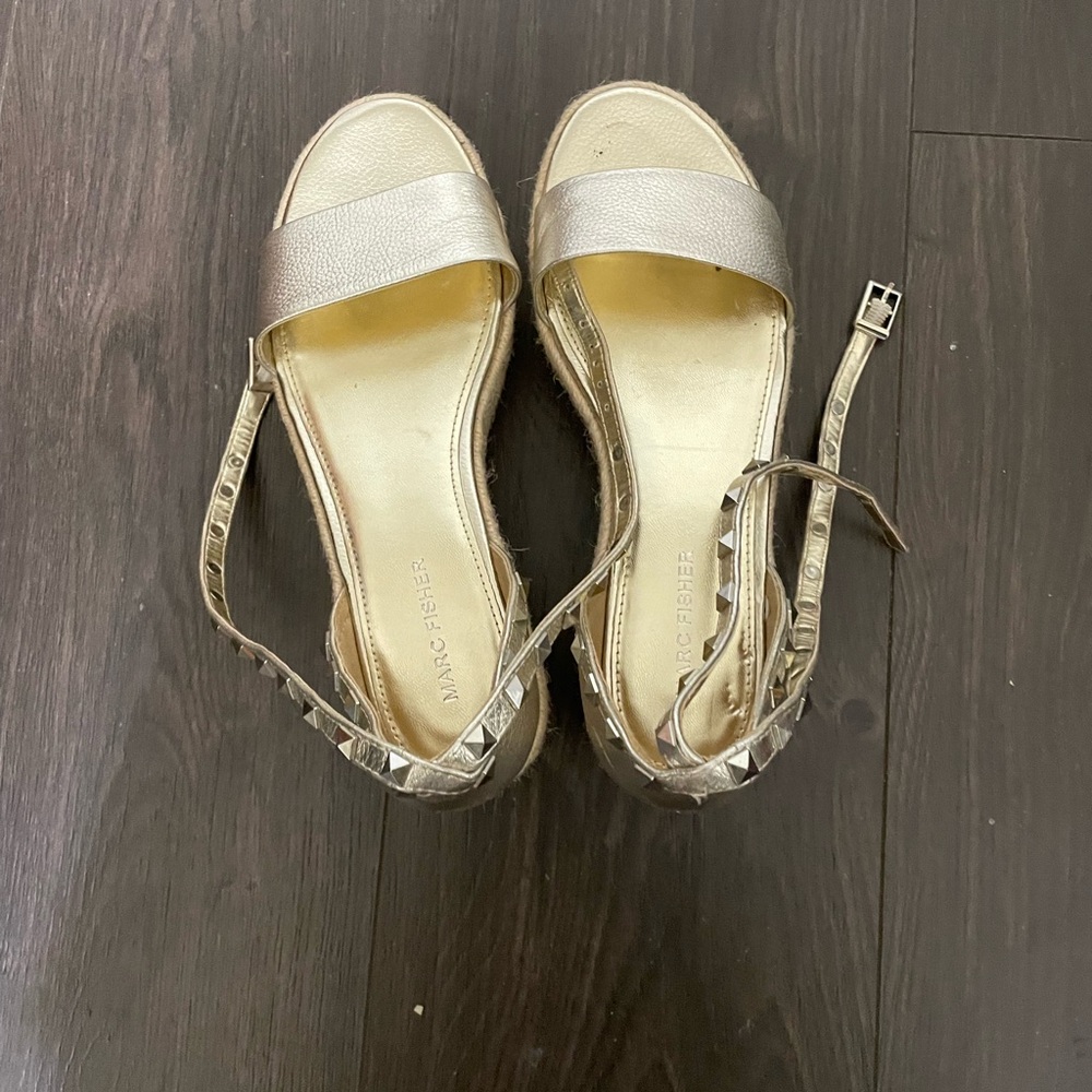 Marc Fisher Stylish Metallic Gold Platform Espadrilles Stud Strap Sandals 8.5M